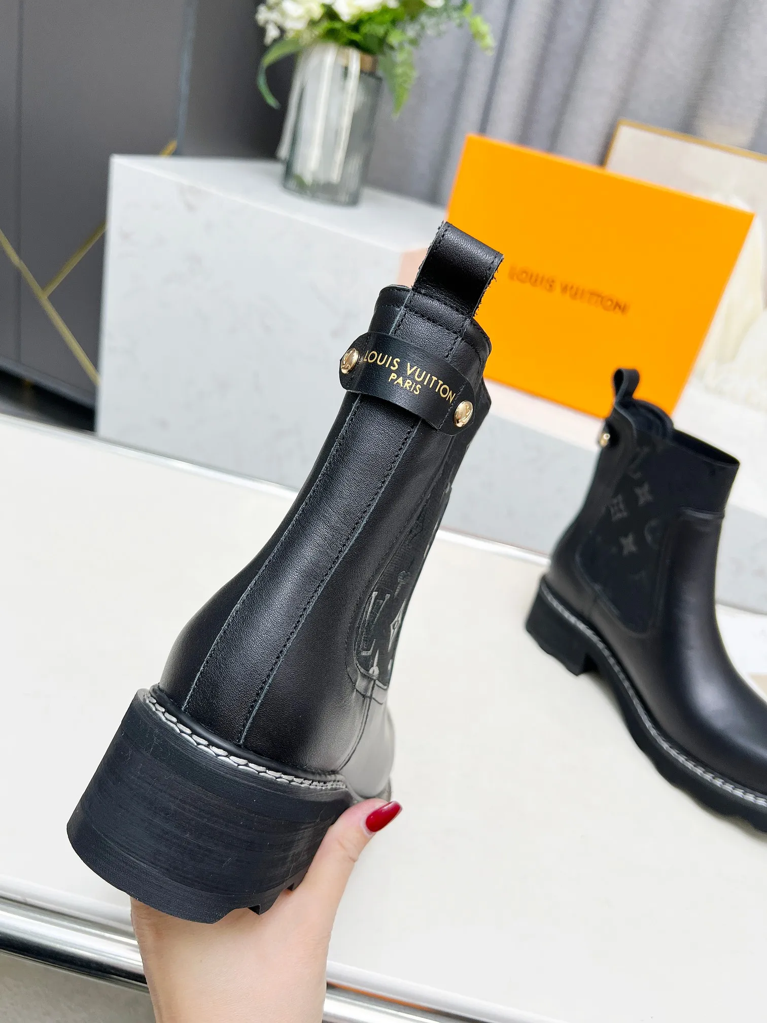 👟👟Ex-factory price 560👟👟Louis Vuitton 2024 autumn and winter high-end customization, major celebrity and Internet celebrity catwalk style, century-old classic, exquisite craftsmanship, comfortable on the feet. This LV Beaubourg ankle boot has a smooth calf leather body with handsome style and soft elements, and the Monogram patterned elastic side panel embodies the style of Chelsea boots. Paired with a thick yet lightweight micro outsole. Dazzling studs, a Louis Vuitton embossed leather label and plain stitching around the welt add to the sophisticated details. Fabric: Full-grain cowhide Lining: Cowhide Color: Black Brown Code number 35 to 40 (41 and 42 can be customized and non-returnable) Bosses are welcome to make orders